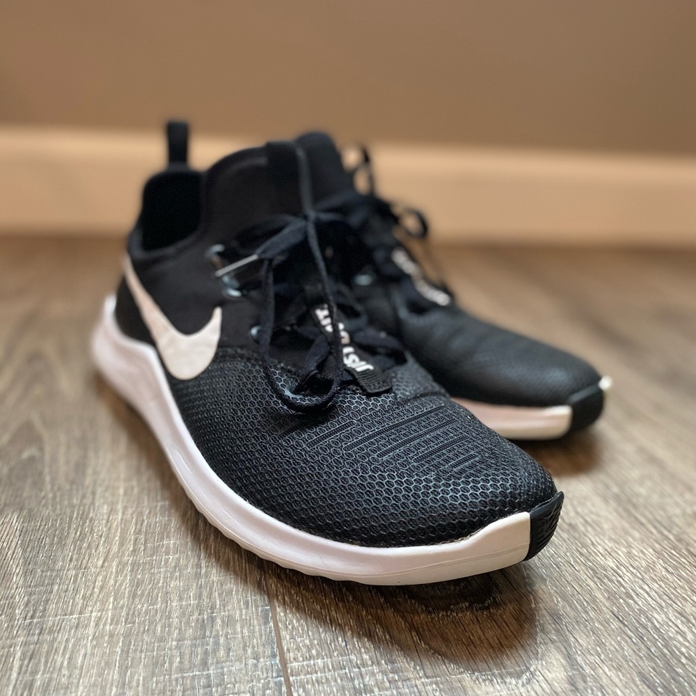 NIKE. size 7. Like new